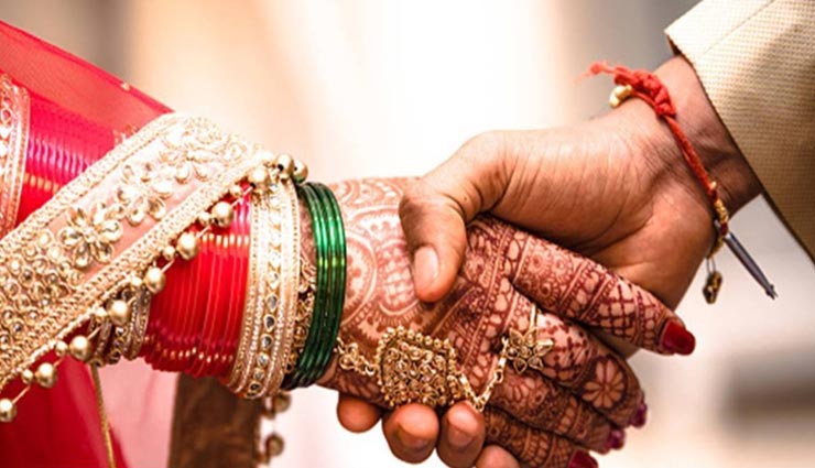 VIDEO : सोशल डिस्टेंसिंग के साथ पूरी हुई यह शादी, दूल्हा-दुल्हन ने भी दूर से ही पहनाई माला