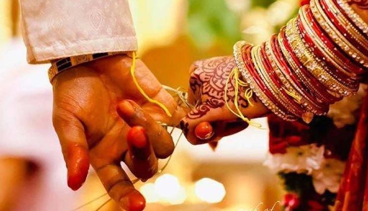 झूठ बोलकर युवक ने की दूसरी शादी, घर पहुंचा तो पहली पत्नी ने झाडूू और चप्‍पल से किया स्वागत