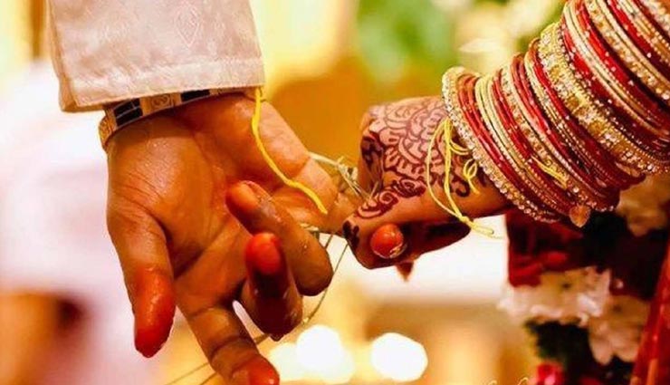 VIDEO : दूल्हा-दुल्हन का डांस देख हर कोई कह रहा मिलते हैं दोनों के 36 गुण