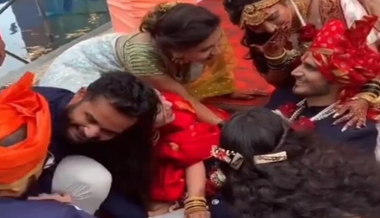 VIDEO : जीजाजी का जूता चुराने के लिए सालियों ने की जद्दोजहद तो दूल्हे ने किया कुछ ऐसा