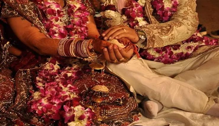 गोरखपुर : शादी के एक ही महीने बाद प्रेमी संग रचाया विवाह, दूसरे पति पर लगाए शारीरिक शोषण के आरोप