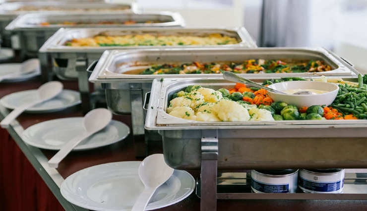 शादी में मेहमानों को मिला ऐसा खाना जिसे देख भड़के लोग, आप भी रह जाएंगे हैरान