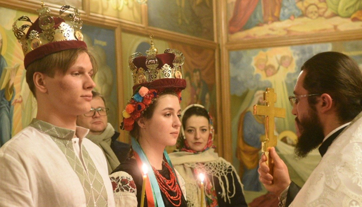रूस के हवाई हमलों के सायरन के बीच यूक्रेन के इस कपल ने रचाई शादी!