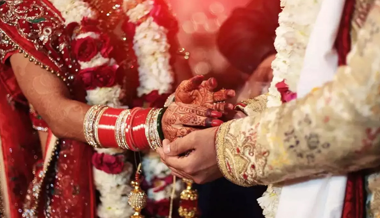 VIDEO : जंग का अखाड़ा बना शादी का मंडप, दूल्हा-दुल्हन में हुई हाथापाई 