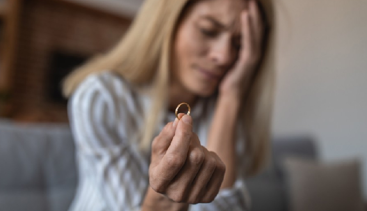 signs of a failing marriage,indications your marriage is in trouble,warning signs of a failing relationship,recognizing a troubled marriage,red flags in a marriage,signs your marriage is falling apart,troubled marriage signs to watch for,knowing when a marriage is ending,marriage problems that signal the end,signs its time to seek help for your marriage