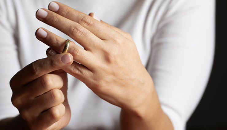 signs of a failing marriage,indications your marriage is in trouble,warning signs of a failing relationship,recognizing a troubled marriage,red flags in a marriage,signs your marriage is falling apart,troubled marriage signs to watch for,knowing when a marriage is ending,marriage problems that signal the end,signs its time to seek help for your marriage