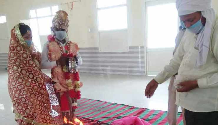 लॉकडाउन / प्रशासन से लगाई गुहार तो मिली परमिशन, दूल्हा-दुल्हन ने लिए फेरे coronavirus,coronavirus lockdown,lockdown,haryana,marriage,weird news