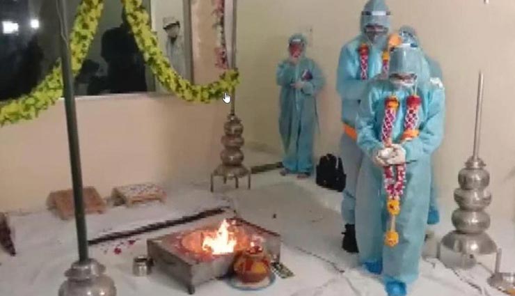 अनोखी शादी जहां PPE KIT पहन दूल्हा-दुल्हन ने लिए फेरे, कारण कर देगा आपको हैरान