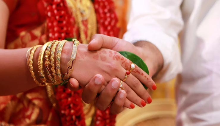 हाथ की ये रेखाएं बताती हैं आपकी शादी और अफेयर के बारे में, आइये जानें