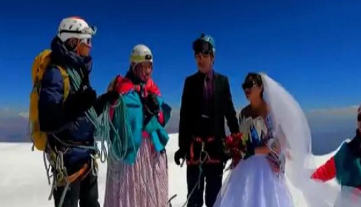 समुद्र तल से 21125 फीट की उंचाई पर पहुंच कपल ने रचाई शादी, की तीन दिन तक चढ़ाई 