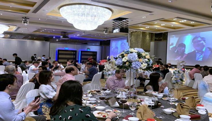 weird news,weird incident,weird marriage,coronavirus,marriage with live streaming,singapore