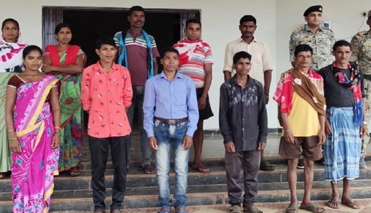 छत्तीसगढ़ : शहीदी सप्ताह के पहले दिन 11 नक्सलियों ने किया सरेंडर, इनमें एक लाख रुपए की इनामी महिला भी 