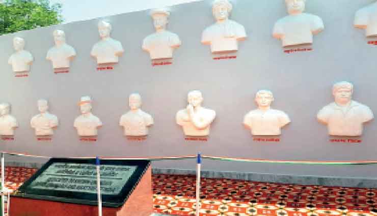 हनुमानगढ़ : बच्चे शहीदों की कुर्बानी को याद रखें इसलिए वकील ने अपनी जमीन पर बनवाया स्मारक, लगाए 375 चित्र और प्रतिमाएं