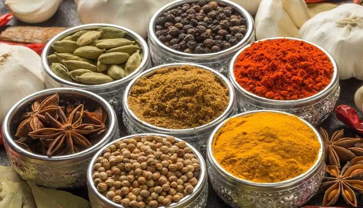 बरसात के दिनों में मसालों का सही रखरखाव बहुत जरूरी, सीलन कर सकती है इन्हें खराब