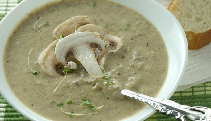 बारिश के मौसम में मज़ा ले गरमा गरम मशरूम क्रीमी सूप का #Recipe