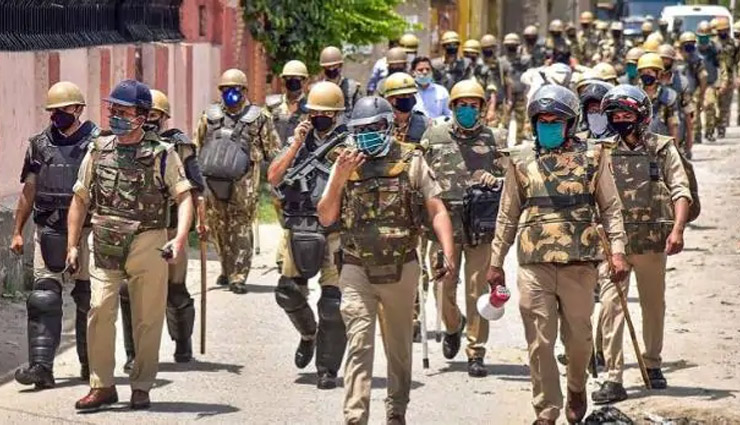 अलीगढ़ / ईद की नमाज पढ़ने को लेकर उठा विवाद, दो पक्षों  के बीच हुई पत्थरबाजी, 4 घायल, 8 गिरफ्तार 