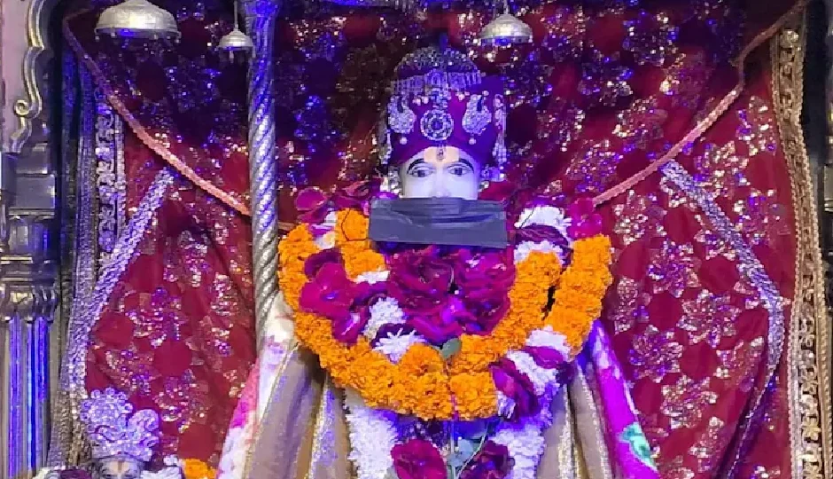 शेखावटी में ठंड के साथ प्रदूषण का असर, मंद‍िरों में भगवान ने पहने मास्‍क