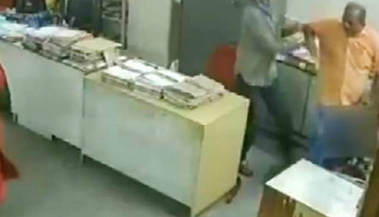 मास्क लगाने की सलाह पर भड़का अफसर, महिला से की  मारपीट, वीडियो वायरल