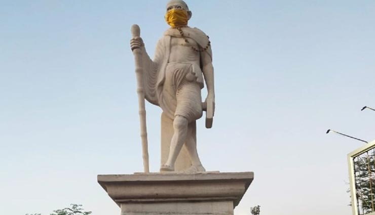 जयपुर : गांधीजी की प्रतिमा पर मास्क लगाकर किया गया लोगों को जागरूक, रेलवे की अनूठी पहल
