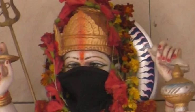 वाराणसी : वायु प्रदूषण की चपेट में भगवान भी, मंदिरों में मूर्तियों को पहना दिए मास्क