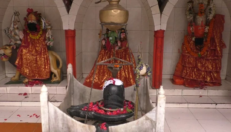 वाराणसी : वायु प्रदूषण की चपेट में भगवान भी, मंदिरों में मूर्तियों को पहना दिए मास्क weird news in hindi,varanasi,air pollution,god wear mask