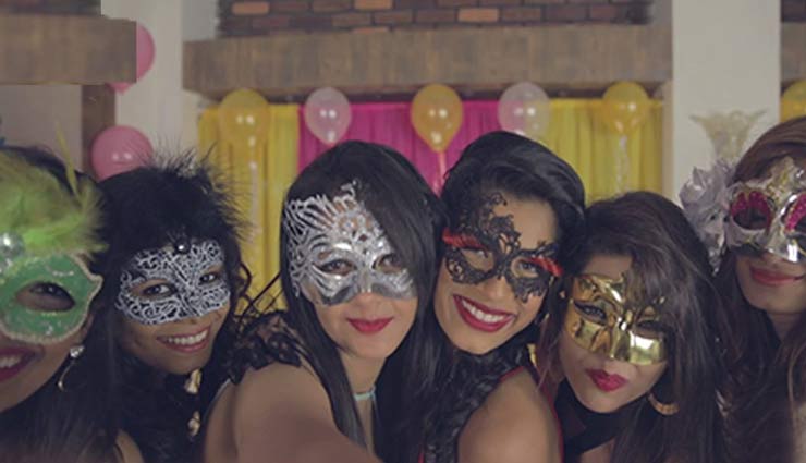 house party,party themes,party according to themes,retro theme,mask theme,black and white theme,household tips,home decor,house party tips ,होम डेकोर टिप्स, हाउसहोल्ड टिप्स, थीम पार्टी, हाउस पार्टी