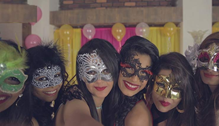 house party,party themes,party according to themes,retro theme,mask theme,black and white theme,household tips,home decor,house party tips
