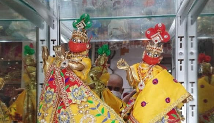 कोरोना काल में जन्माष्टमी / बाजार में आए पीपीई किट और मास्क पहने कान्हा 