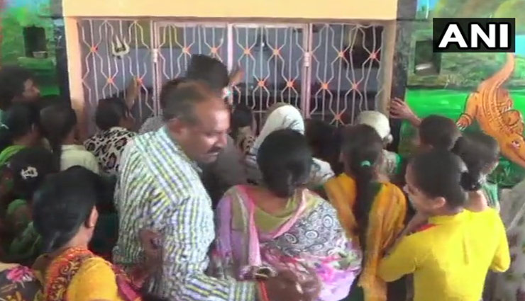 crocodile,rescue,crocodile rescue,gujarat,temple,mahisagar district,khodiyar mata temple,prayers to the crocodile,weird story,weird news