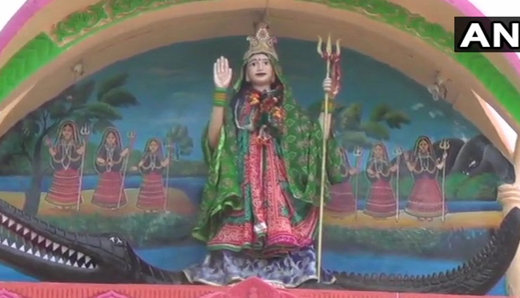 crocodile,rescue,crocodile rescue,gujarat,temple,mahisagar district,khodiyar mata temple,prayers to the crocodile,weird story,weird news