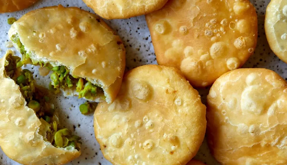 सर्दी का परफेक्ट स्नैक! घर पर बनाए मटर कचौड़ी, तुरंत जान ले आसान रेसिपी