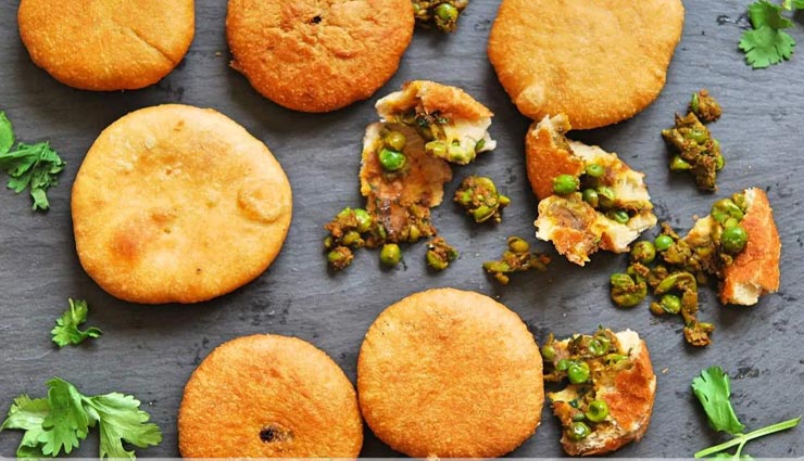 लॉकडाउन रेसिपी : घर पर ही लें टेस्टी एंड क्रिस्पी मटर कचौरी का आनंद