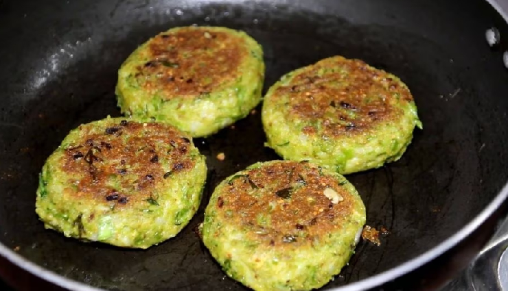 मटर की टिक्की का स्वाद होता है लाजवाब, इस चटपटी डिश के लिए मचल जाता है सबका मन #Recipe