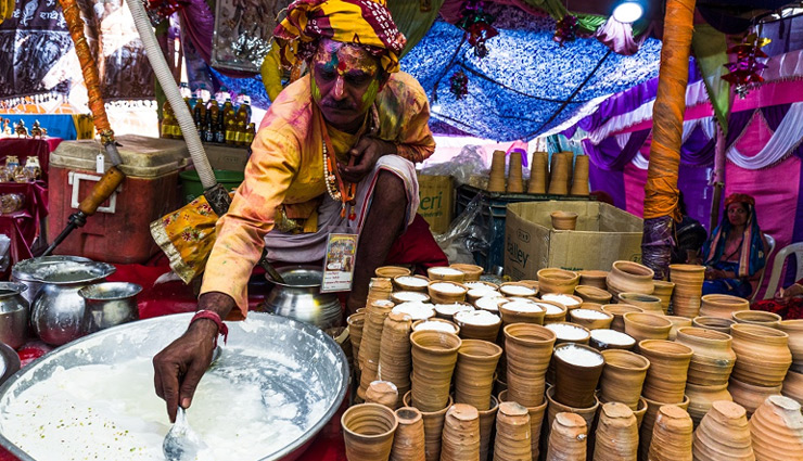 भगवान श्रीकृष्ण की जन्मस्थली है मथुरा, दर्शन को जाएं तो जरूर चखें इन 8 जायकेदार व्यंजनों का स्वाद