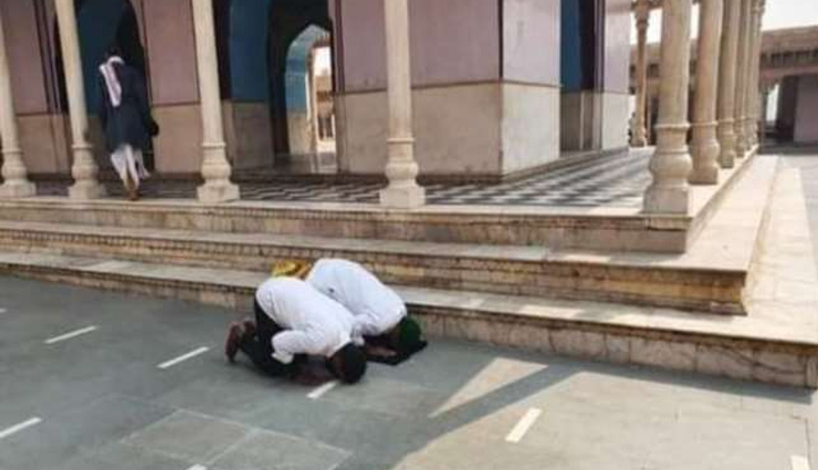 मथुरा : नंदबाबा मंदिर में 2 मुस्लिमों ने पढ़ी नमाज, 4 के खिलाफ दर्ज हुई FIR, शुद्धि के लिए कराया गया हवन