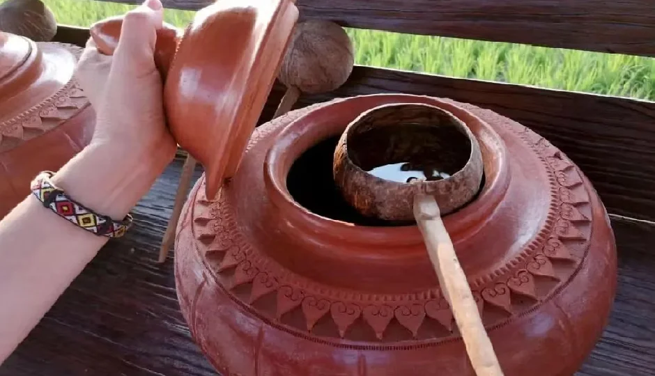 अमृत जैसा असर करता है मटके का पानी, कई बीमारियों से दिलाता है राहत अमृत जैसा असर करता है मटके का पानी, कई बीमारियों से दिलाता है राहत