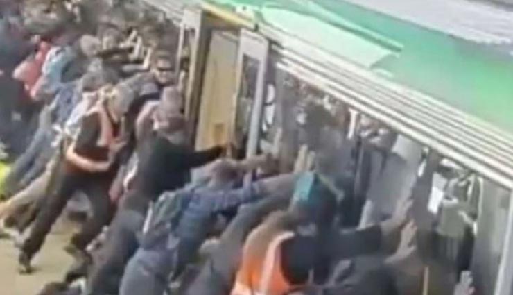 प्लेटफार्म और मेट्रो के बीच फंसा शख्स का पैर, इस तरह सैकड़ों लोगों ने बचाई जान, देखें VIDEO