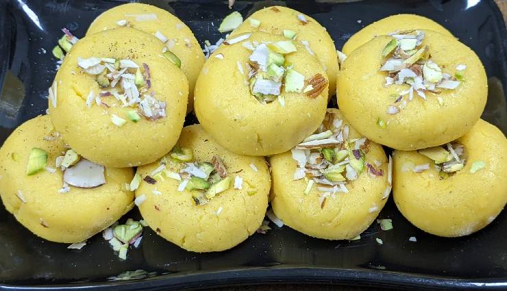 mawa ke pede,mawa,sweet dish mawa ke pede,mawa ke pede recipe,mawa ke pede ingredients,mawa ke pede home