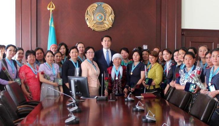 आखिर क्यों इस देश में ज्यादा बच्चे पैदा करने पर दिया जाता हैं मेडल