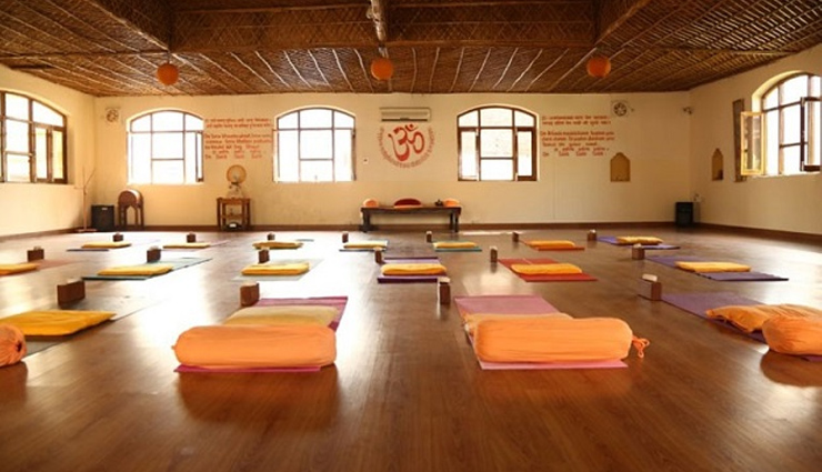 मेडिटेशन के लिए बेस्ट हैं देश के ये 8 आश्रम, कुछ दिन जरूर बिताएं यहां समय 