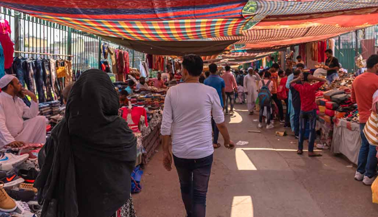 सस्ती शॉपिंग के लिए जाने जाते हैं भारत के ये 9 बाजार, कम पैसे में होगी ज्यादा खरीददारी affordable shopping,markets,india,shopping destinations,budget shopping,street markets,traditional markets,local handicrafts,shopping experience,souvenirs,clothing,jewelry,footwear,accessories,home decor,textiles,spices,snacks,bazaars,flea markets,shopping tips,bargaining,authentic products,travel,tourist attractions,cultural experiences,hidden gems,local vendors,festive shopping,city tours