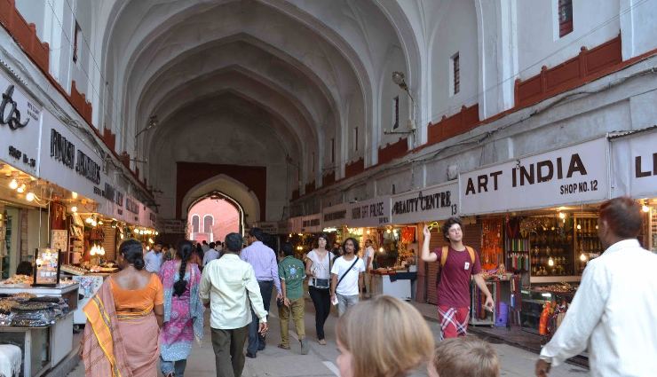 traditional markets in india,new market kolkata,police bazar shillong,floating vegetable market srinagar,janpath delhi,chor bazaar mumbai,ima keithel imphal,kannauj market uttar pradesh,baapu bazaar jaipur,meena bazaar delhi,dadar flower market mumbai