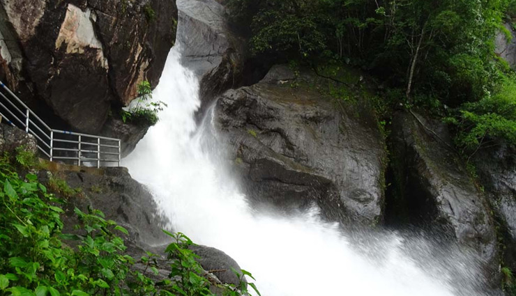 famous waterfalls in south india,south india waterfall guide,best waterfalls in south india,jog falls karnataka,athirappilly falls kerala,courtallam falls tamil nadu,hogenakkal falls tamil nadu,dudhsagar falls goa karnataka,abbey falls coorg,top waterfalls to visit in south india,trekking waterfalls south india,monsoon waterfalls in south india,shivanasamudra falls karnataka,meenmutty falls kerala,soochipara falls wayanad