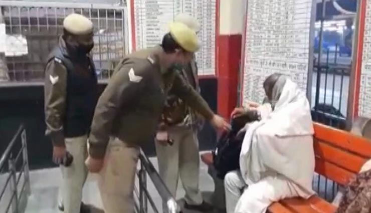 cm yogi meerut visit,yogi adityanath,meerut city railway station,meerut police,meerut bomb threat,bomb threat through post,meerut post office,up news