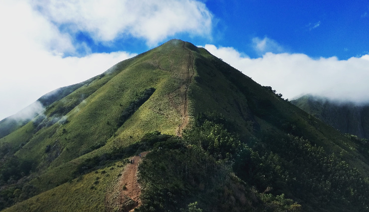 climbing mountains asia,best mountains to climb asia,asian trekking destinations,himalayan trekking,yala peak trek,mera peak climbing,mount kazbek expedition,umm ad dami desert trek,mount rinjani volcano climb,mount agung bali,ut kangri ladakh,meesapulimala western ghats,mount yarigatake japan,jukku pass kyrgyzstan,adventure travel asia,trekking experiences asia