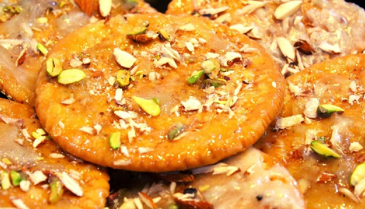 मीठी मठरी है काफी लोकप्रिय व्यंजन, इसका साथ मिलने पर नाश्ते में आ जाता है निखार #Recipe