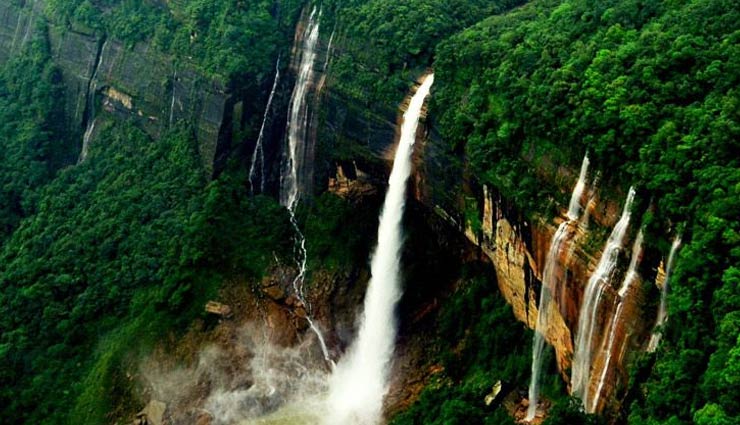 meghalaya,places to visit in meghalaya,unexplored places in meghalaya,living root bridges,mawlynnong village,nohkalikai falls,mawsmai caves,laitlum canyon