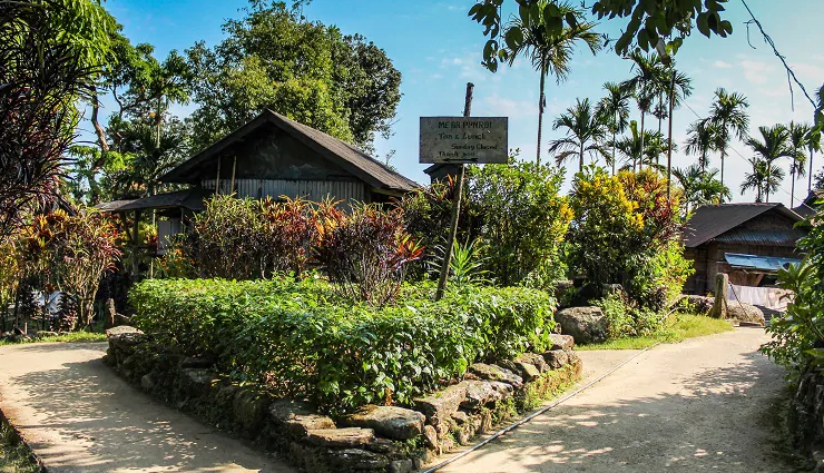 meghalaya,places to visit in meghalaya,cherrapunji,living root bridge,mawlynnong village,mawsmai cave,umiam lake