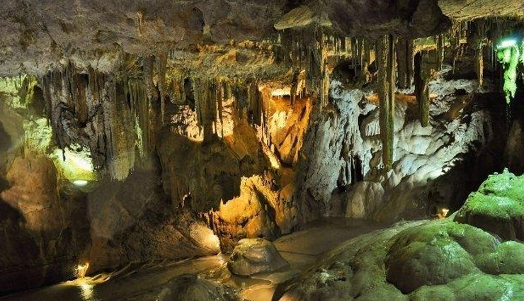 meghalaya,places to visit in meghalaya,cherrapunji,living root bridge,mawlynnong village,mawsmai cave,umiam lake