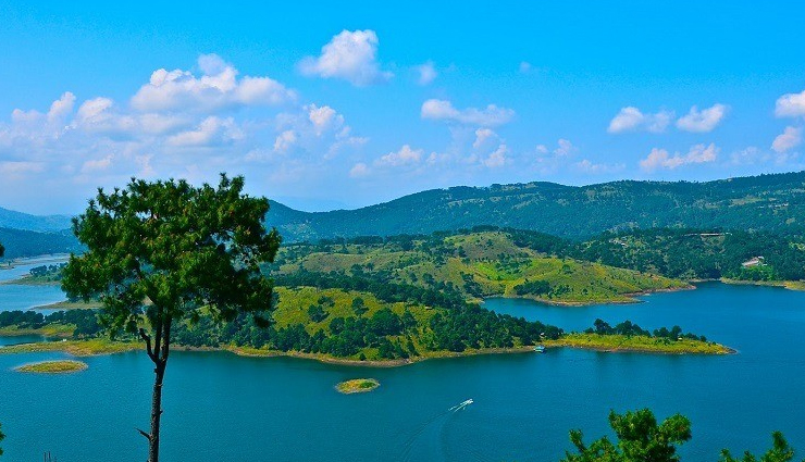 meghalaya,places to visit in meghalaya,cherrapunji,living root bridge,mawlynnong village,mawsmai cave,umiam lake